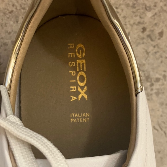 GEOX Respiro Thymar Women’s White Sneakers with Gold Details Size 10.5 NWT - Picture 3 of 13